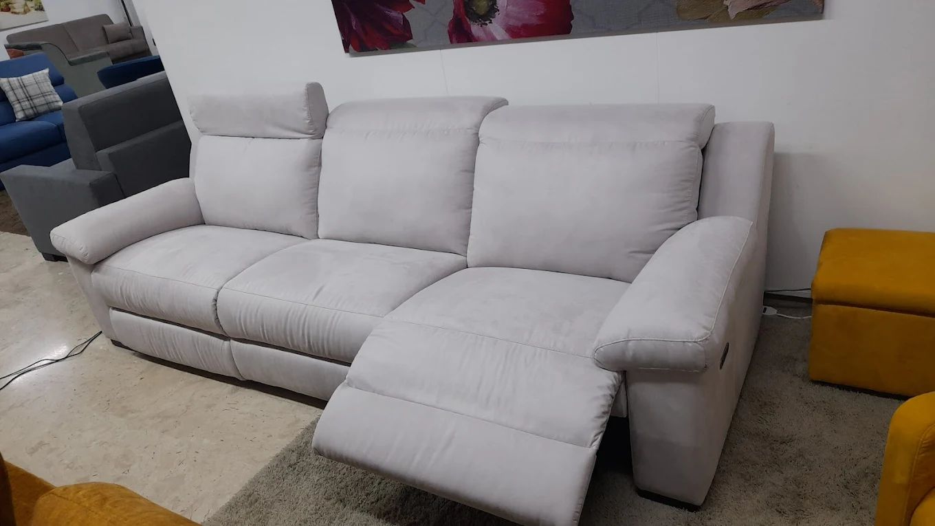 Divano reclinabile grigio chiaro in un negozio di mobili.