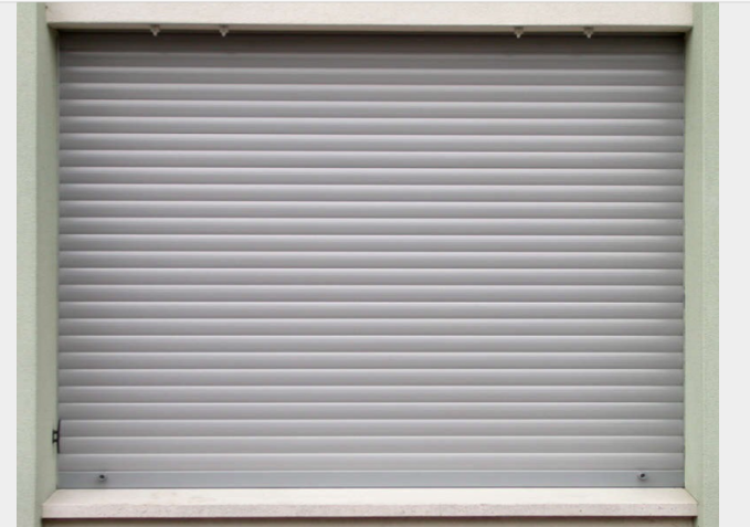Finestre su muro bianco