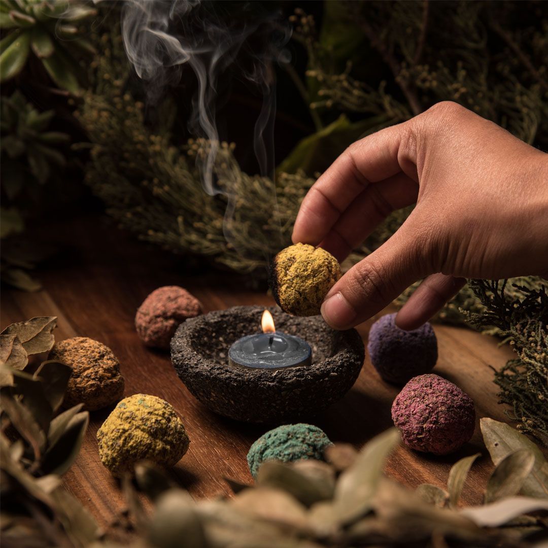 Smudge con erbe sacre. Distribuiti da Bio Radhika