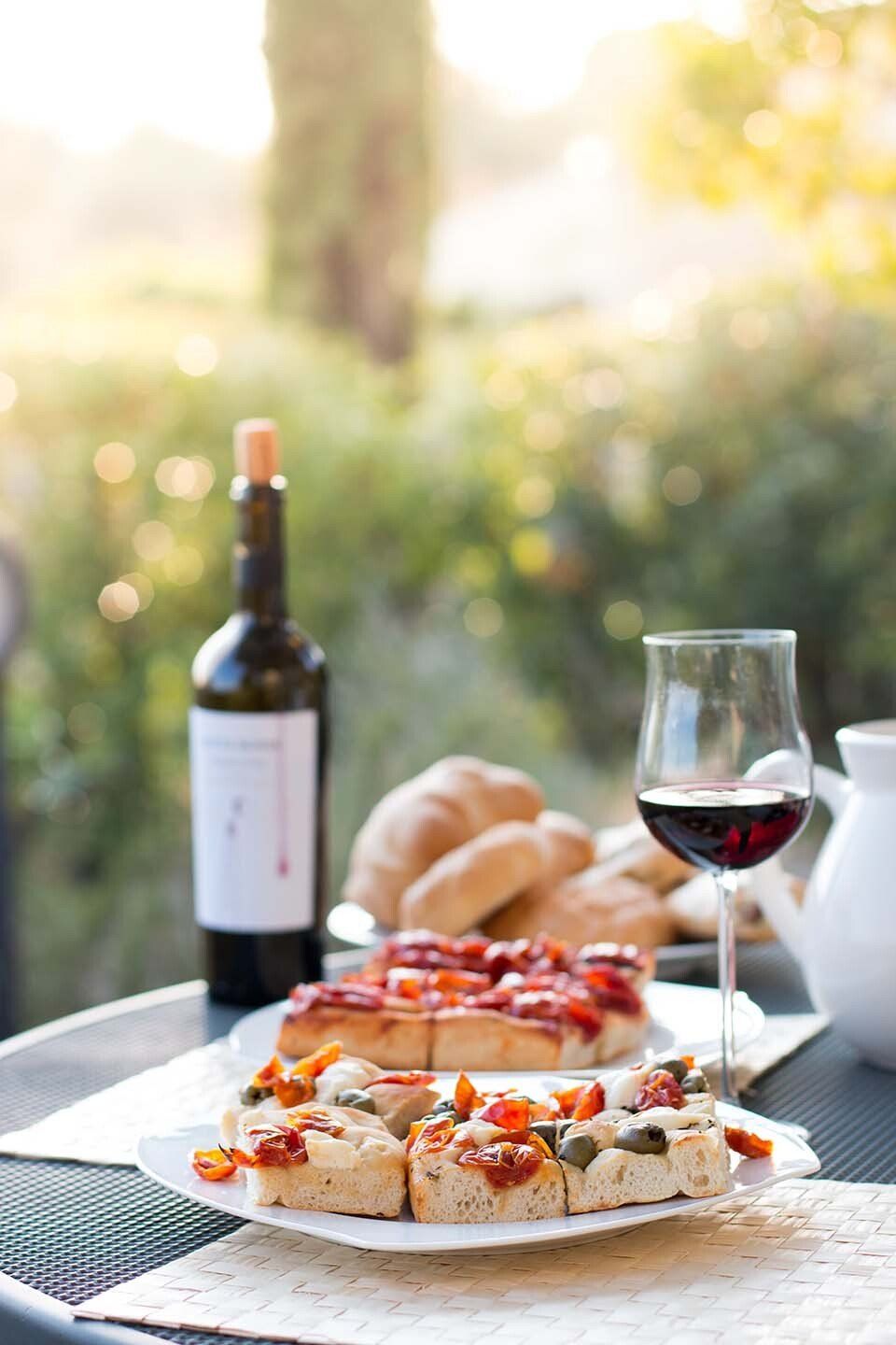 aperitif with wine and Tuscan snacks
