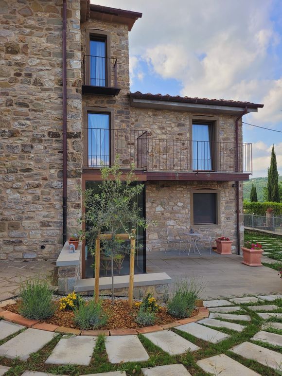 paesaggio campestre con casolare