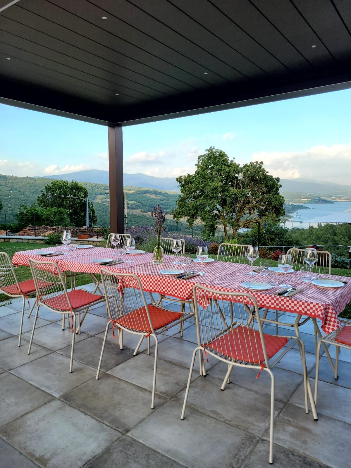 banchetto con primizie locali