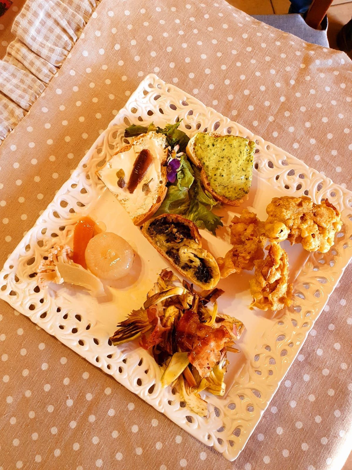 aperitivo con vino e stuzzichini toscani