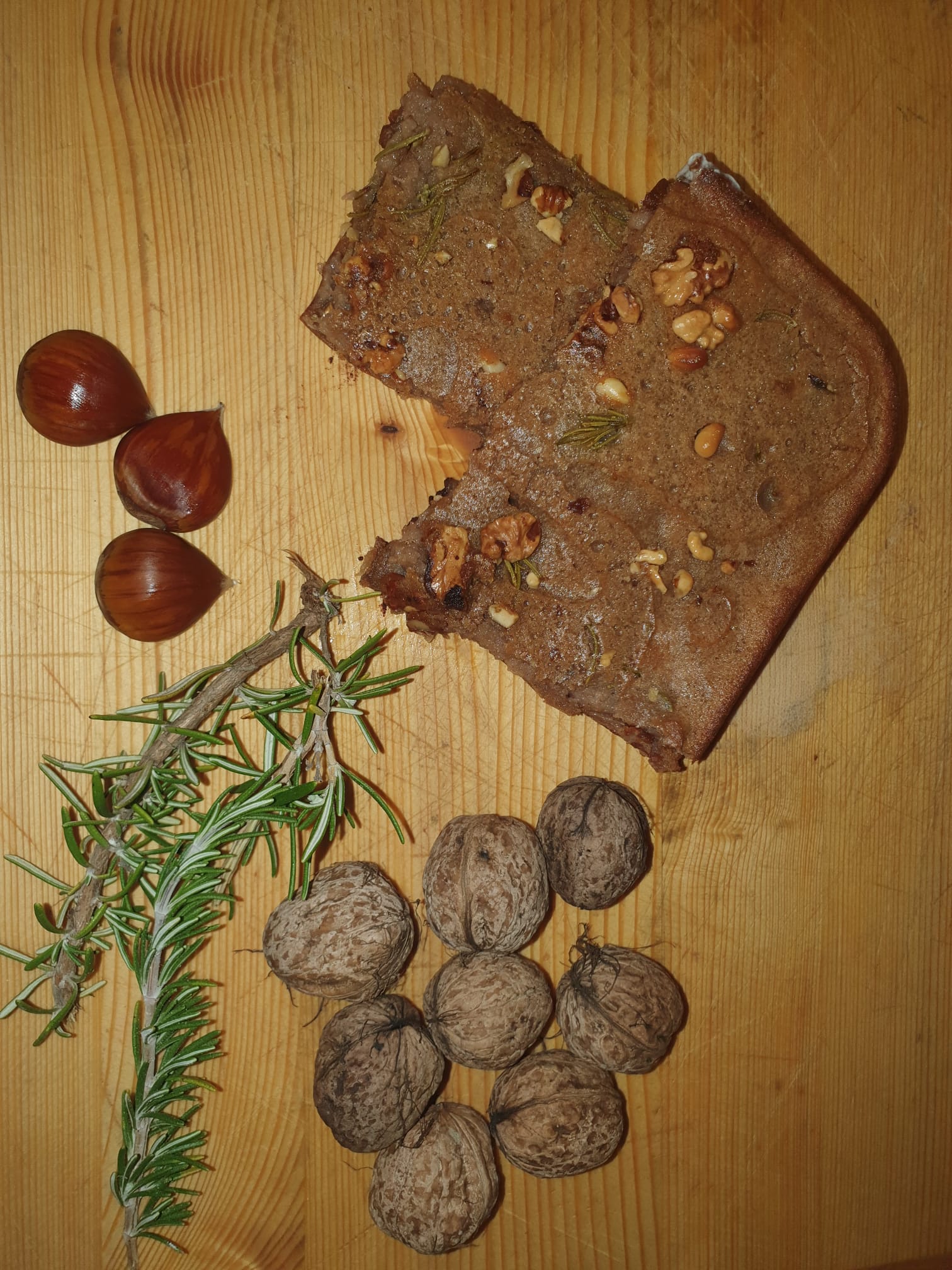 scrivania in legno con arredi tradizionali