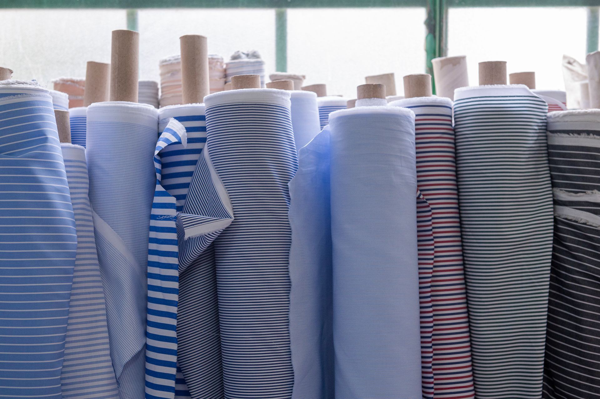 Un mucchio di rotoli di tessuto sono impilati uno sopra l'altro