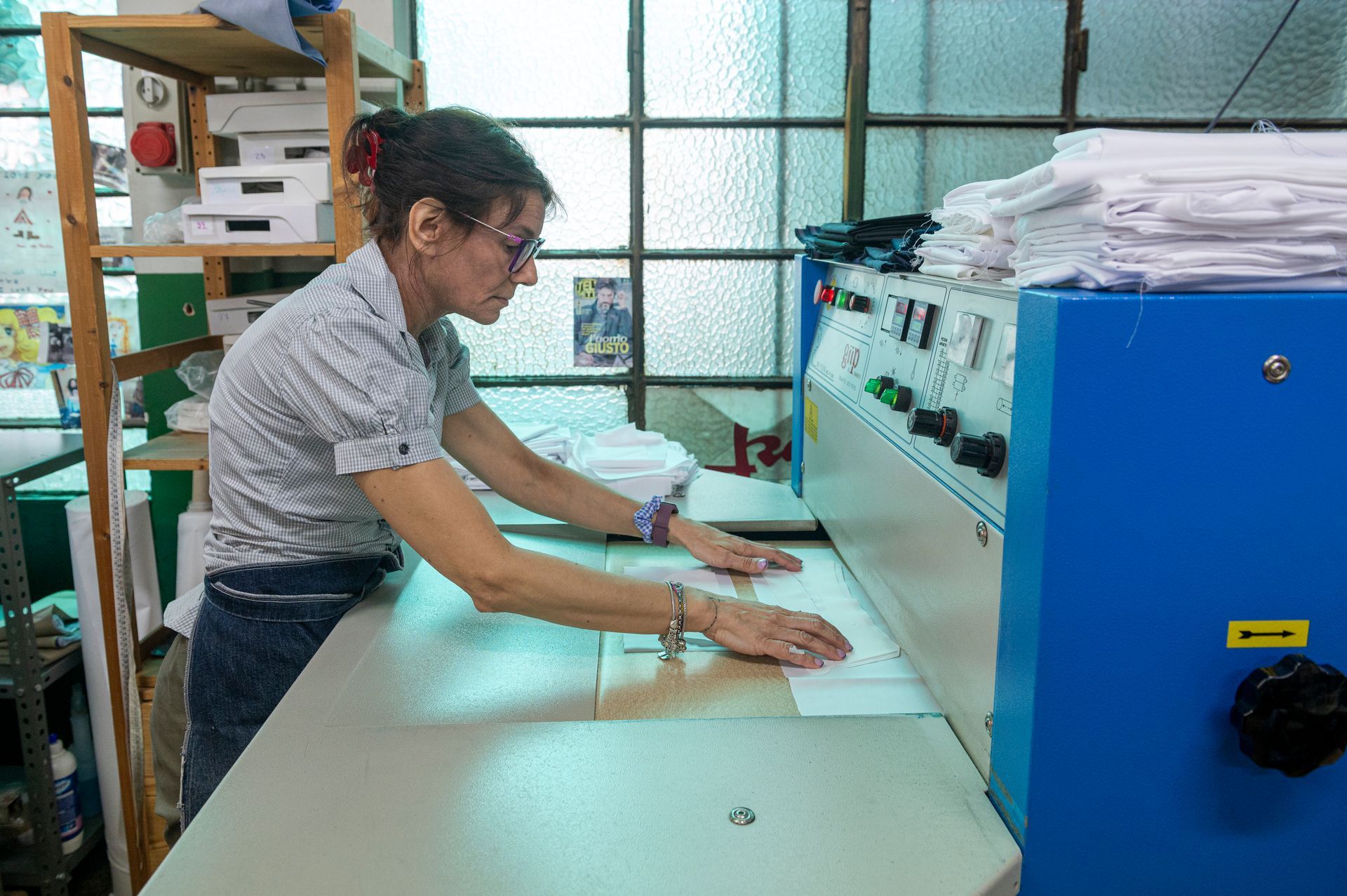 Una donna sta lavorando a una macchina in una stanza.
