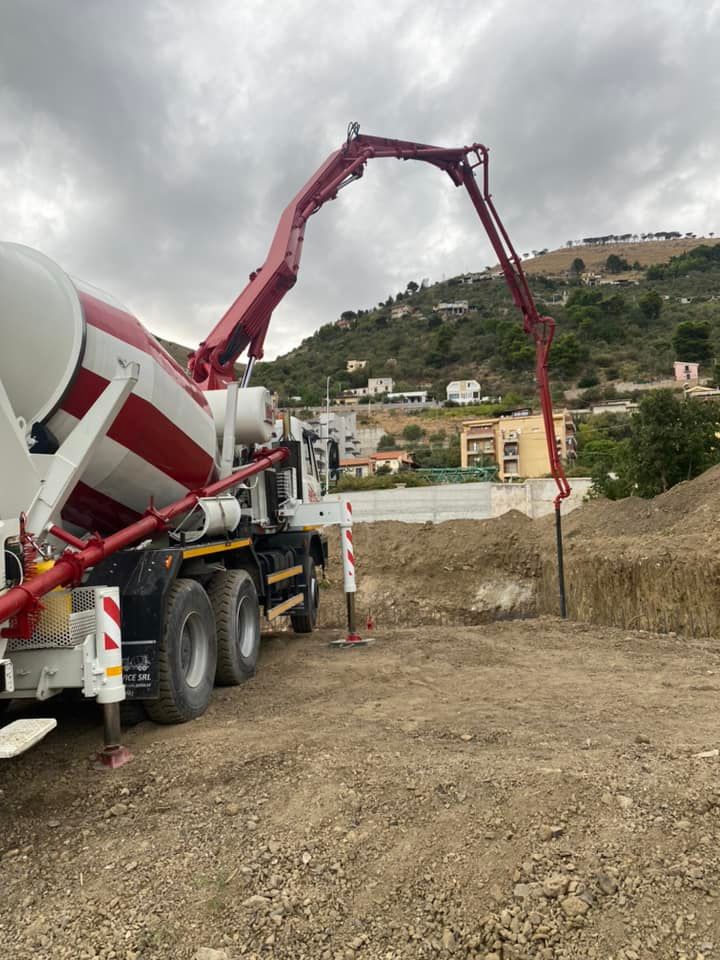 Un camion betoniera sta percorrendo una strada sterrata.