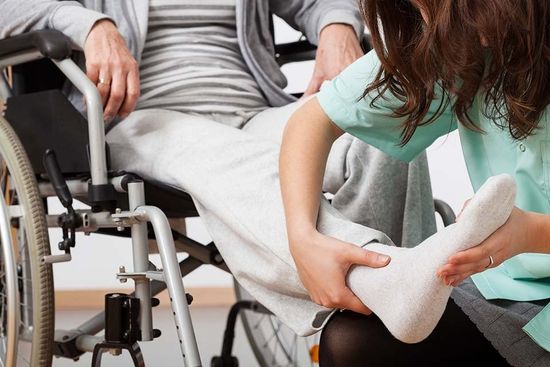 infermiera aiuta paziente a migliorare circolazione gamba