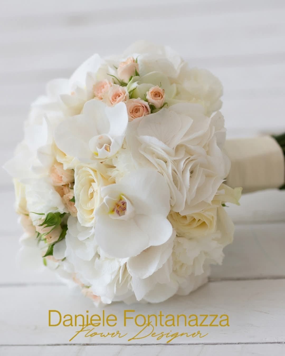 Bouquet da sposa bianco con orchidee, rose e peonie.