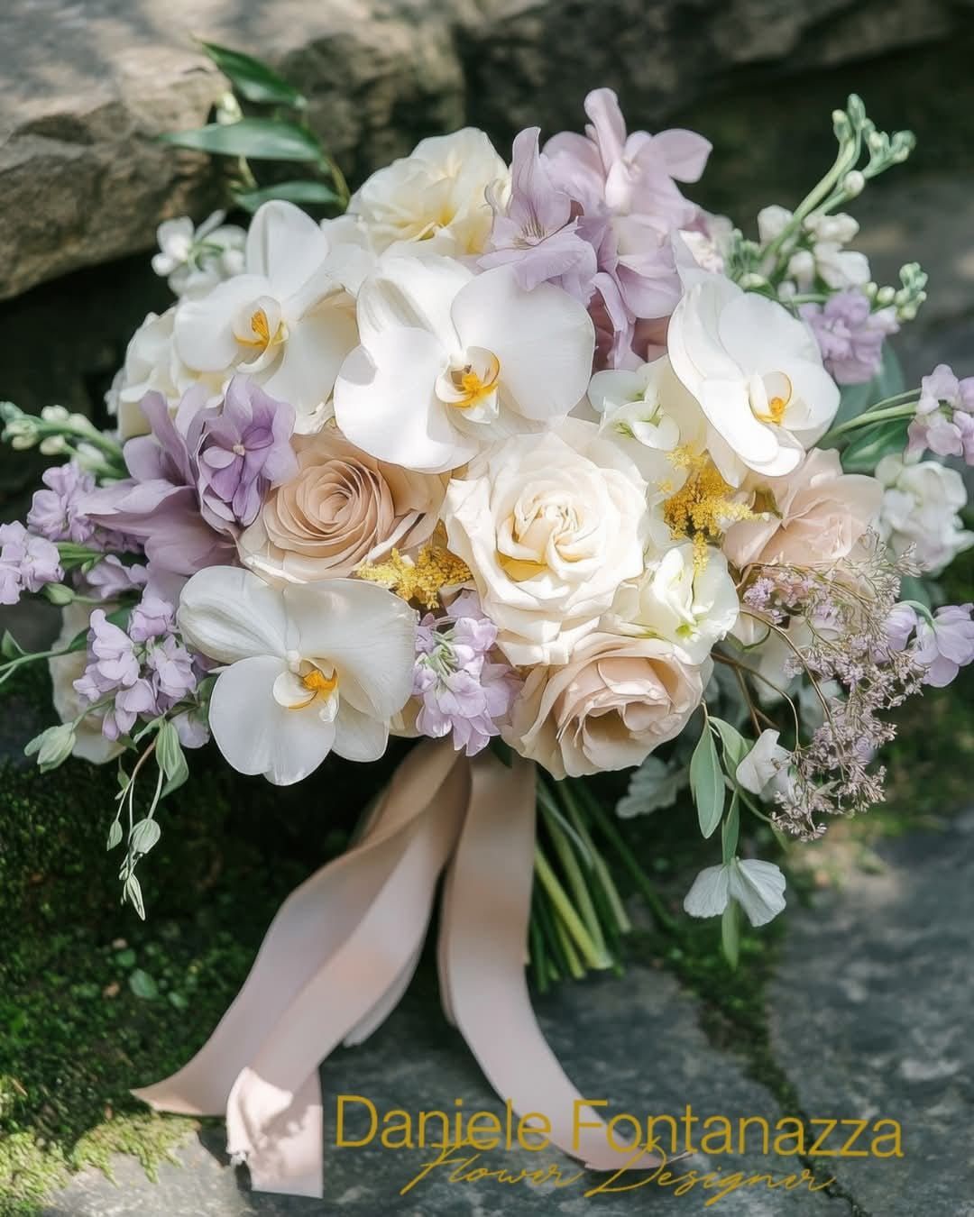 Elegante bouquet da sposa con orchidee bianche, rose cipria e dettagli color lavanda, legato con un nastro rosa.