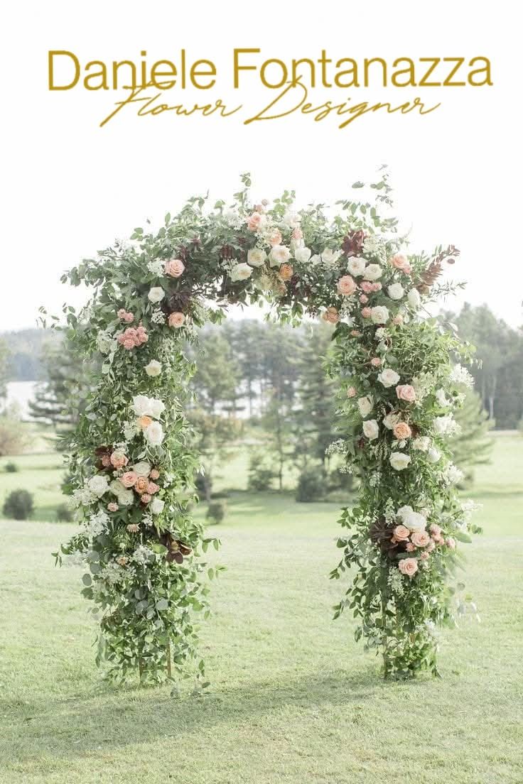 Arco floreale di Daniele Fontanazza, con rose rosa e crema, verde, allestito all'aperto.
