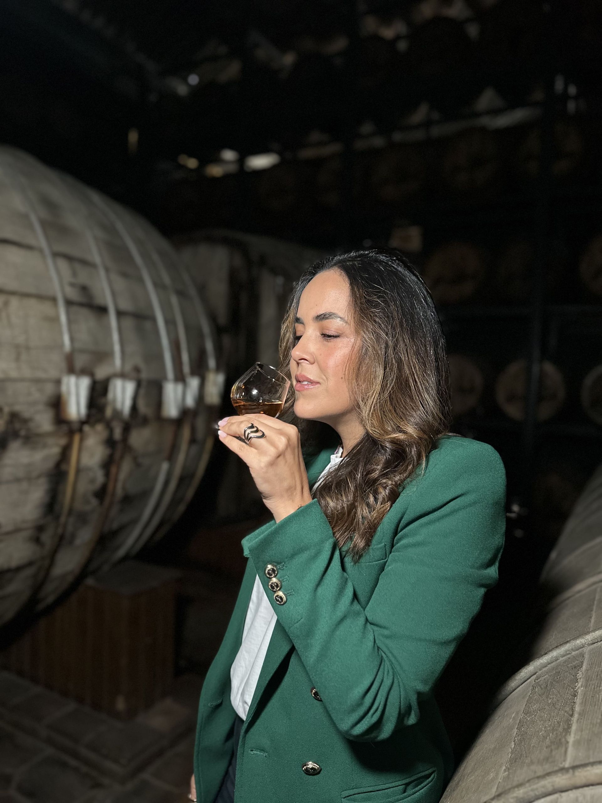 Mujer tomando un sorbo de Ron San Miguel en la Cava San Miguel
