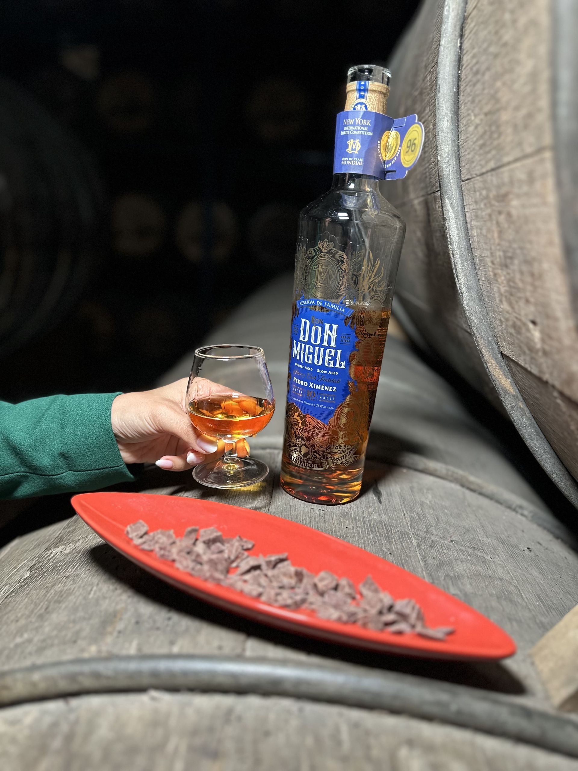 Botella de Ro San Miguel en una barrica de Cava San Miguel