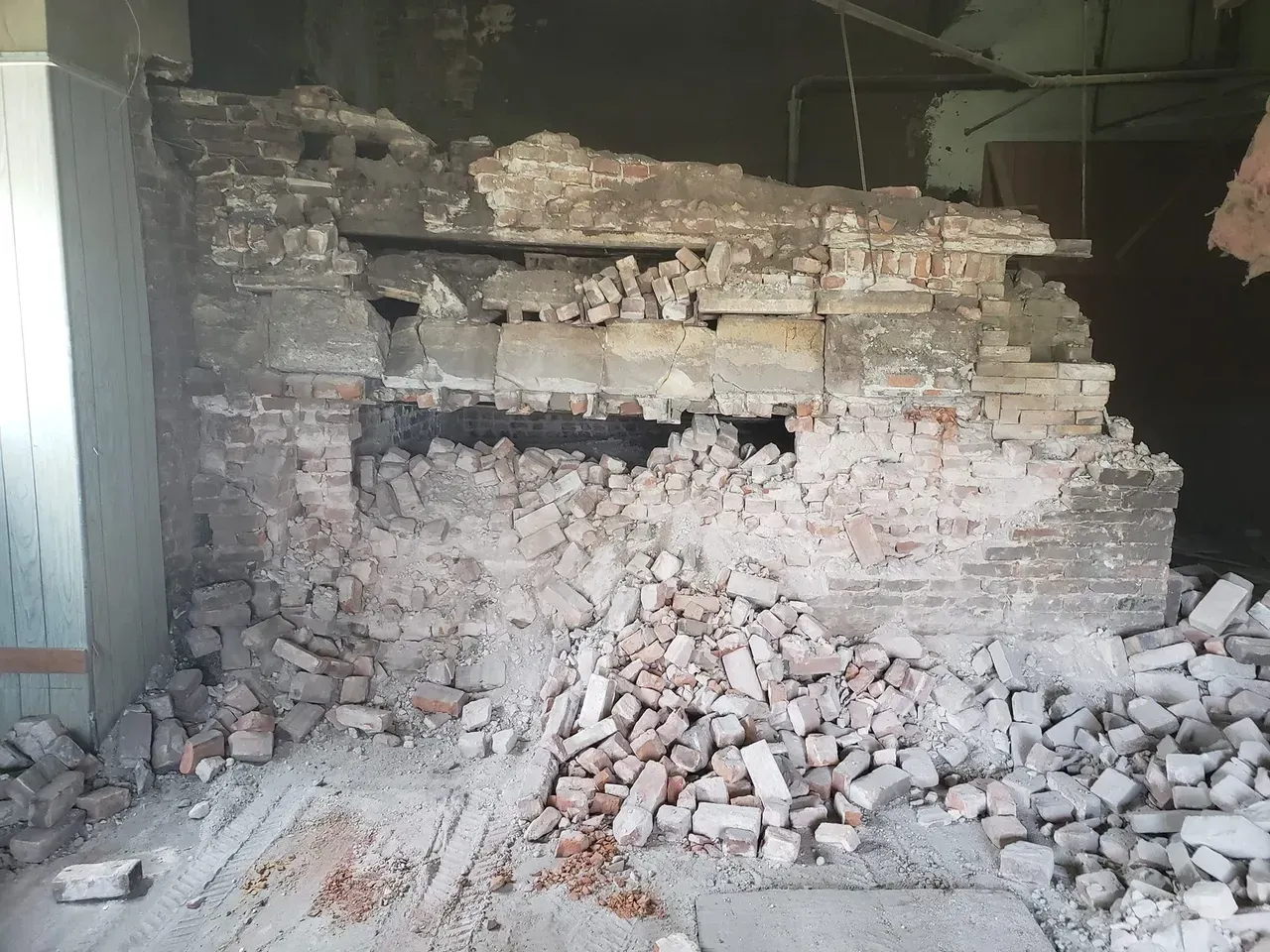 There is a pile of bricks in the middle of the room.