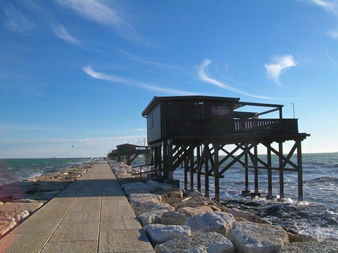 Struttura in legno sull'acqua