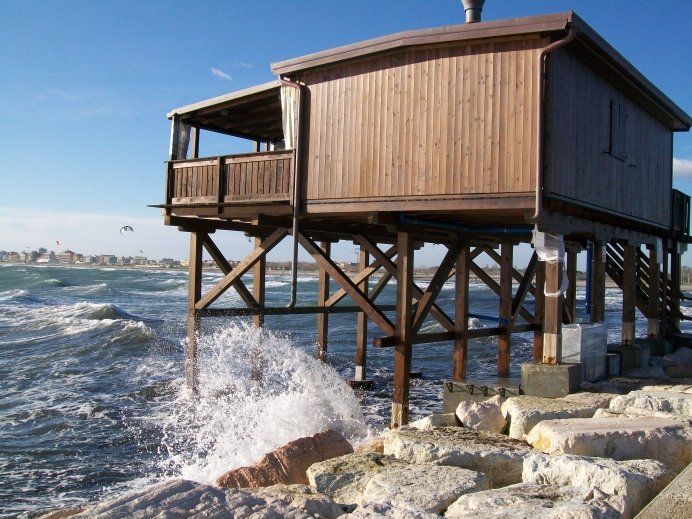 Edificio in legno con basi in acqua