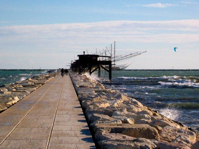 Veduta panoramica di un edificio sulle pietre