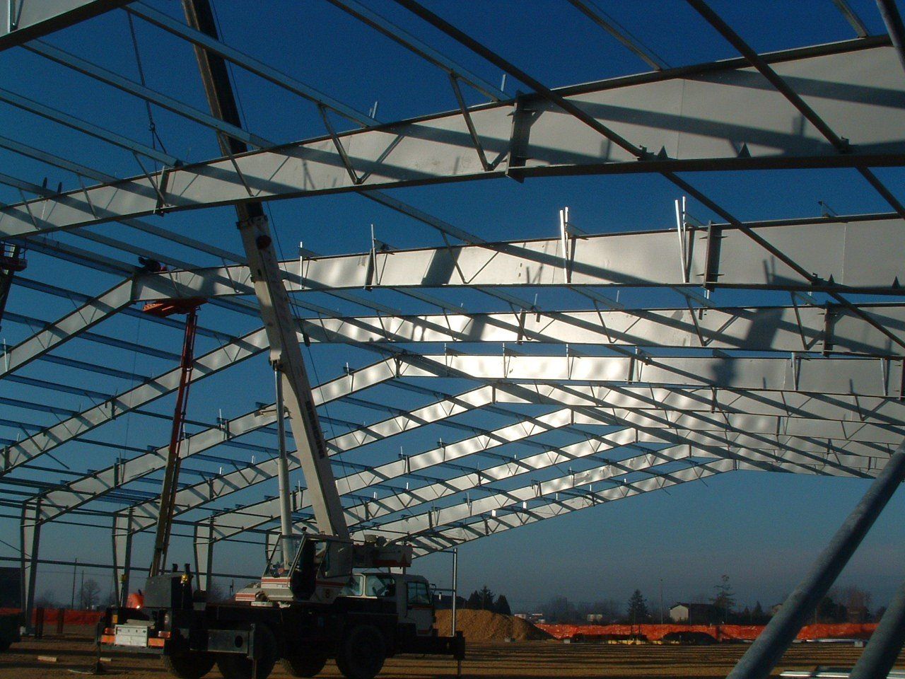 Struttura metallica con camion di servizio