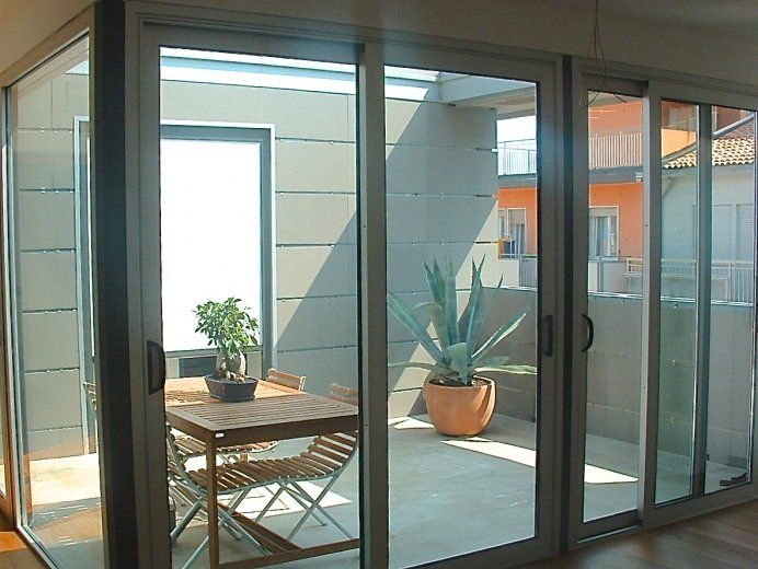 Vetrate scorrevoli con tavolo in legno