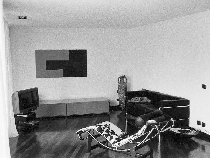 Interno di una casa con tv, divano e poltrona