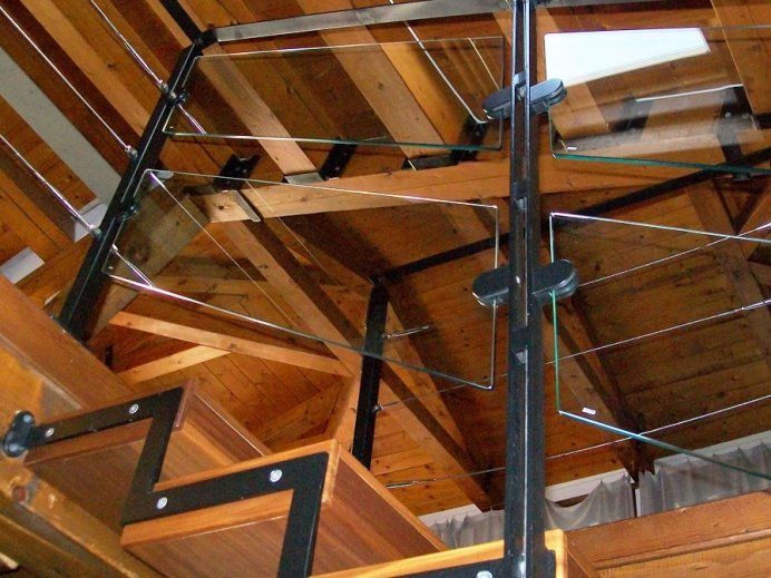 Scale in legno con ringhiera in ferro e vetro