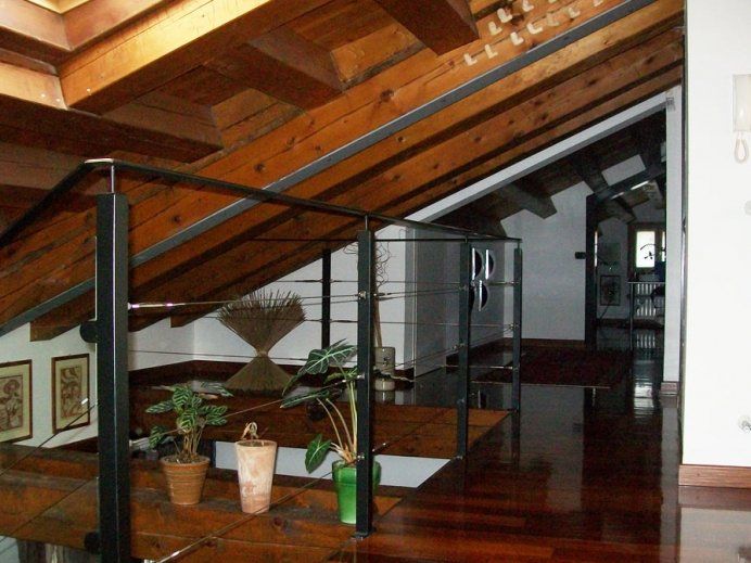 Tetto spiovente e ringhiera in ferro