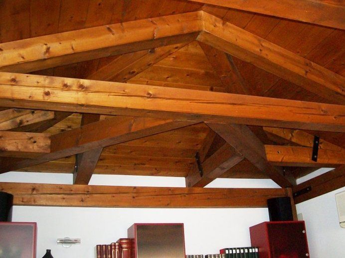Tetto in legno con travi