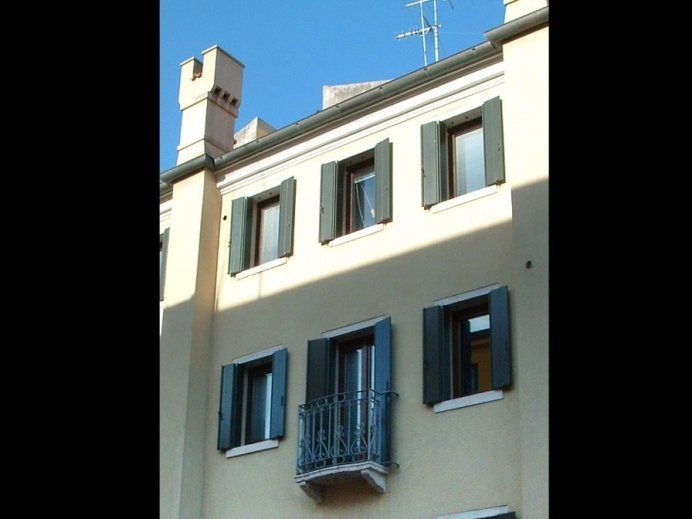 Edificio con balconi e finestre