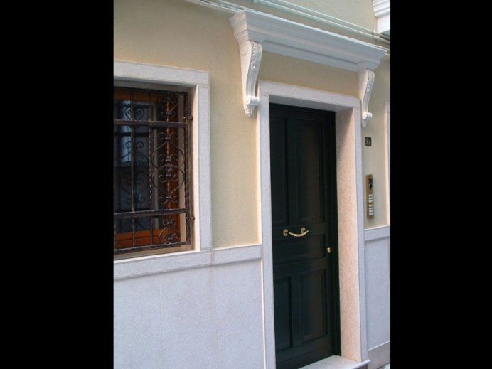 Porta d'ingresso di un'abitazione