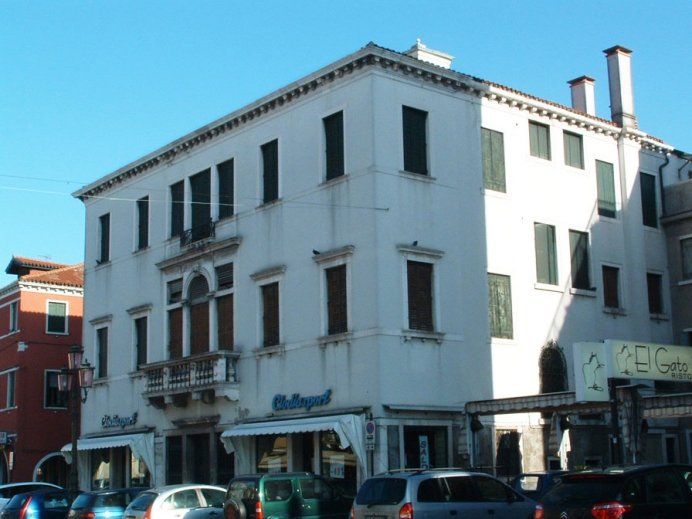 Veduta angolare di un edificio bianco