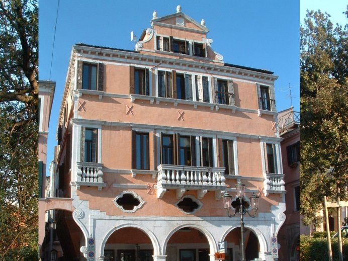 Palazzo antico in rosa con arcate