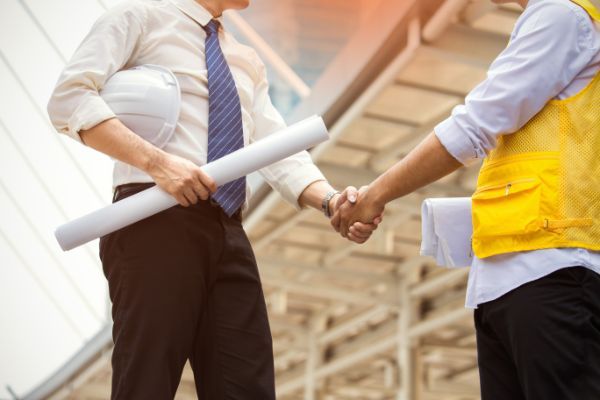 Stretta di mano tra tecnici