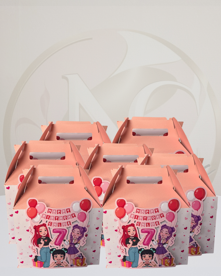 Roze geschenkdozen met cartoonafbeeldingen, in rijen gerangschikt op een witte achtergrond.