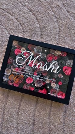 Een bord met een bloemenomlijsting en de tekst 