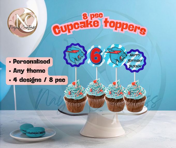 Cupcakeversieringen met blauwe designs, gemarkeerd met 