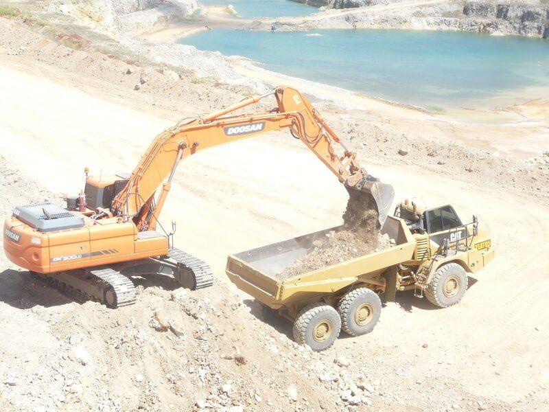 Dam maintenance being completed by Mike Barlow Earthmoving in Rockhampton