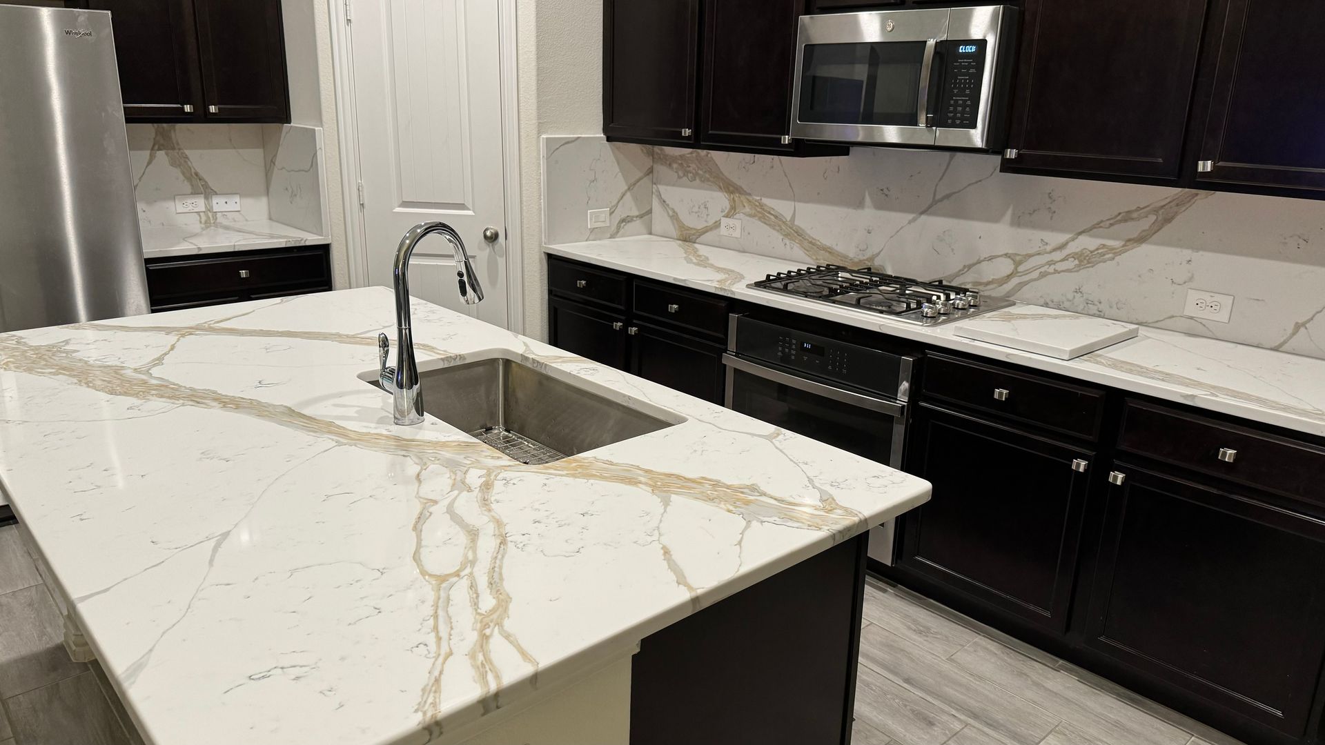 Quartz kitchen island countertop 