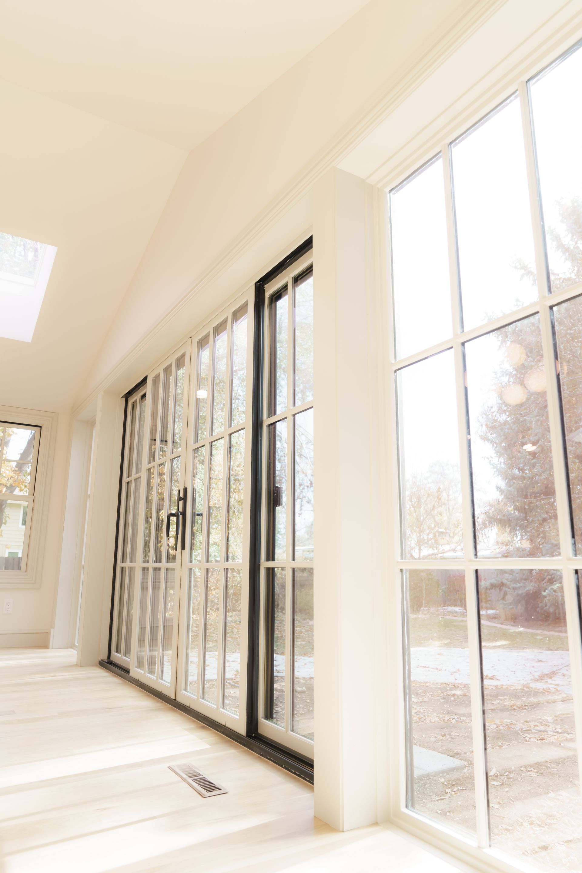 A room with a lot of windows and a skylight.