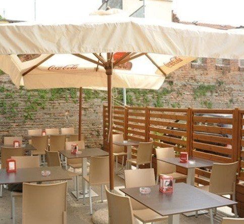 Tavoli all'esterno della pizzeria