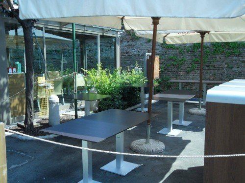 Tavoli nella veranda della pizzeria