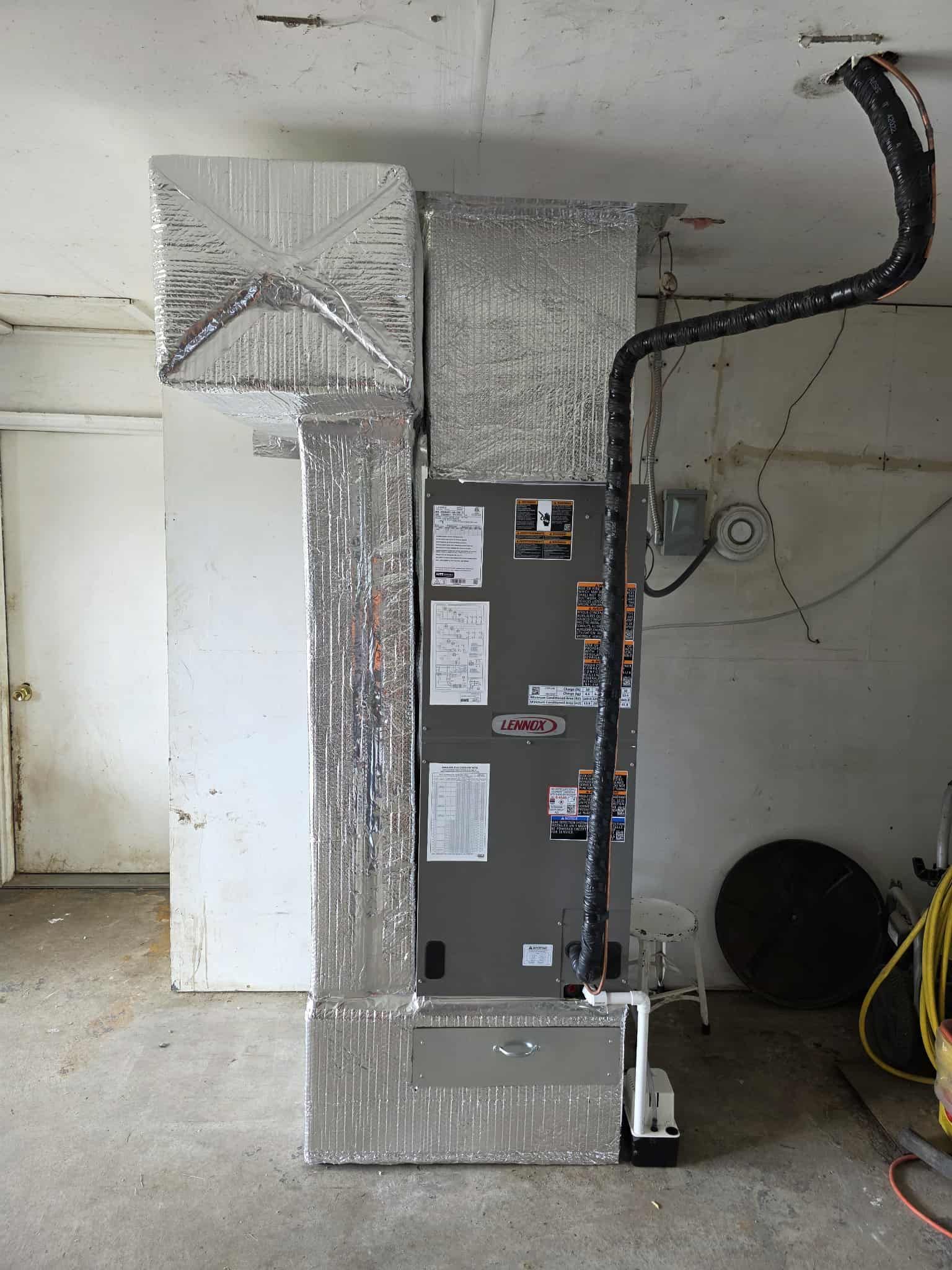 A wooden fence is sitting in the middle of a grassy field.