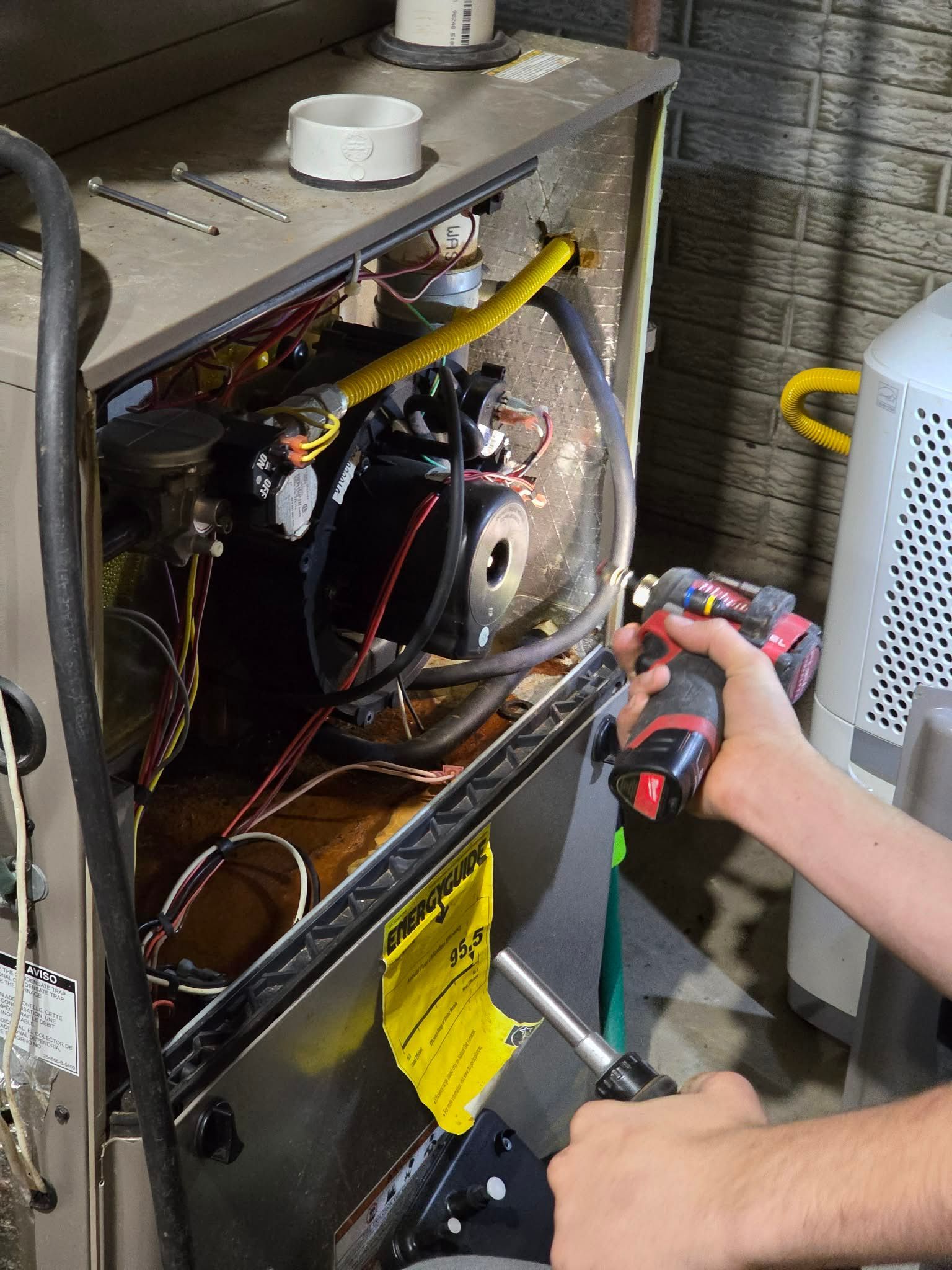 A wooden fence is sitting in the middle of a grassy field.