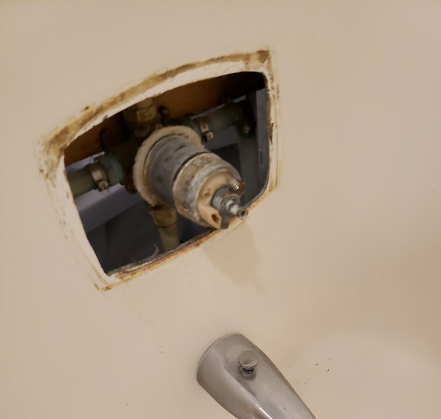 A wooden fence is sitting in the middle of a grassy field.