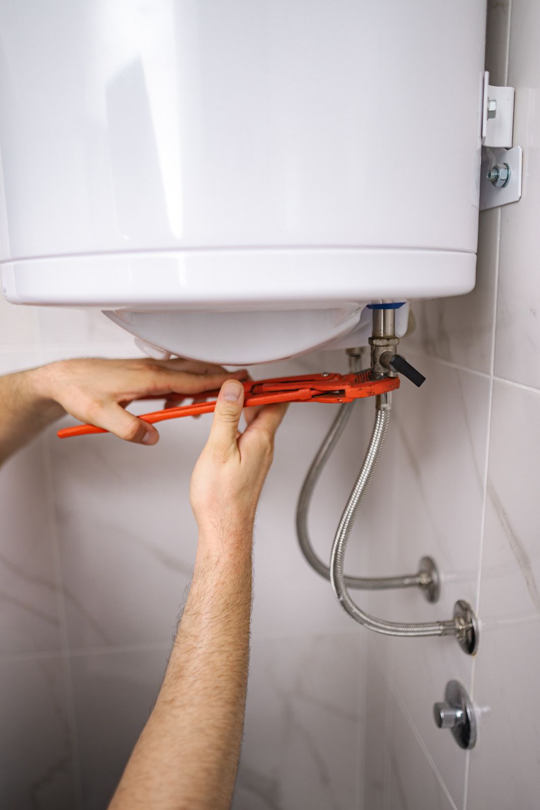 A wooden fence is sitting in the middle of a grassy field.