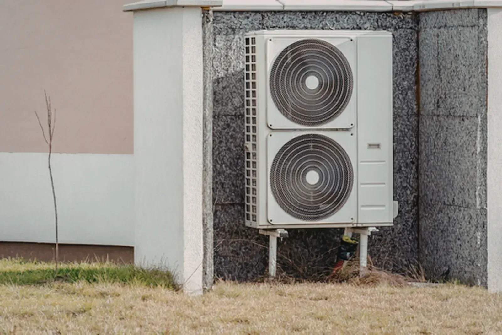 A wooden fence is sitting in the middle of a grassy field.