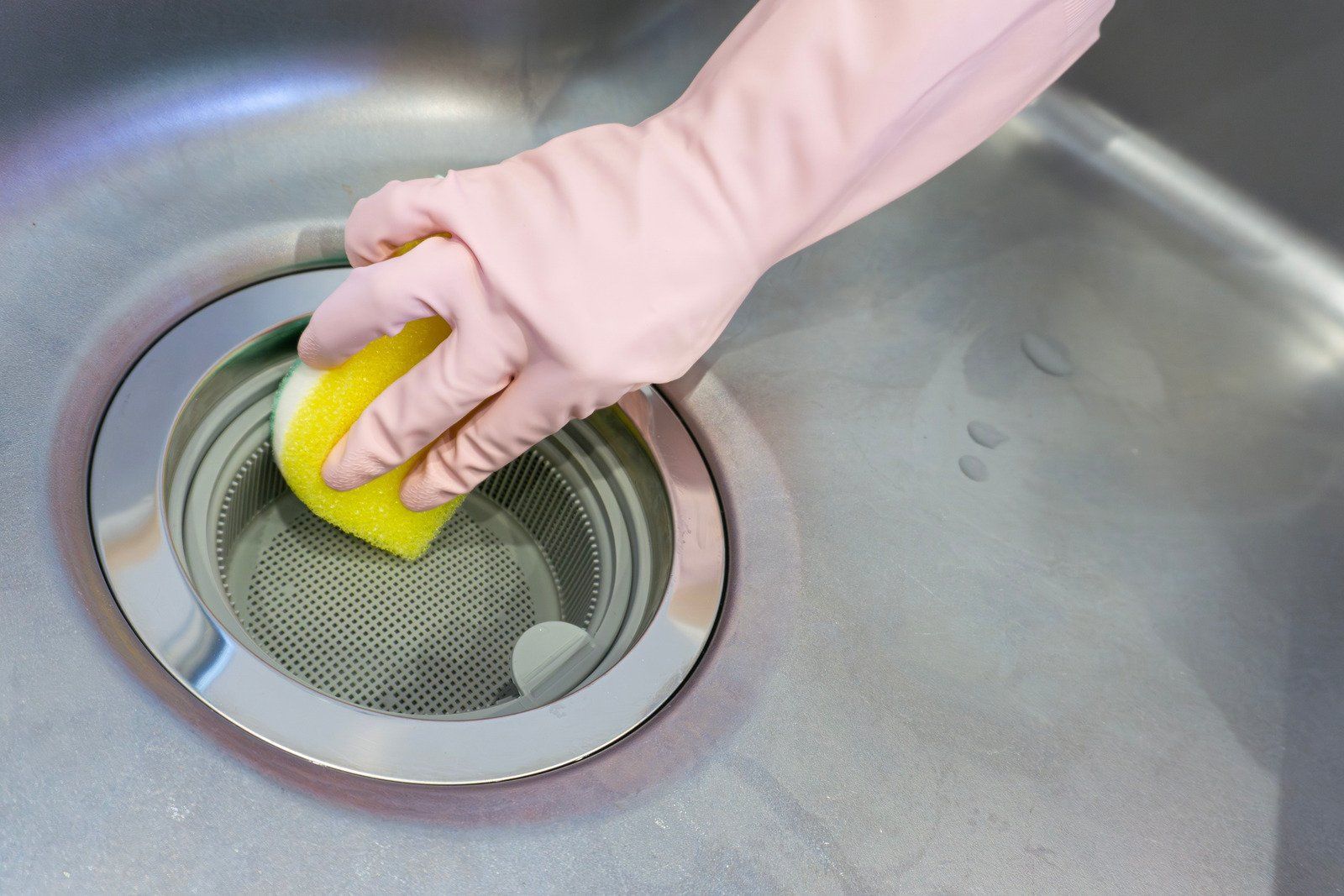 A wooden fence is sitting in the middle of a grassy field.