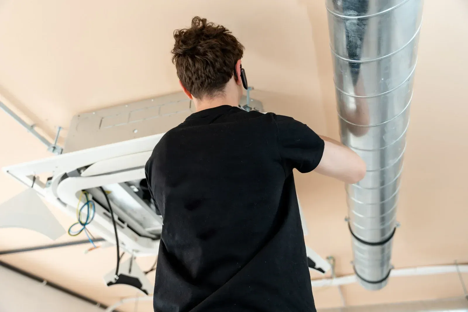 A wooden fence is sitting in the middle of a grassy field.