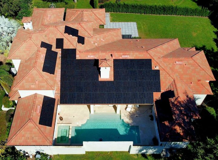 An aerial view of a house with solar panels on the roof. Spectrum Solar Power in Florida. best solar panels in florida