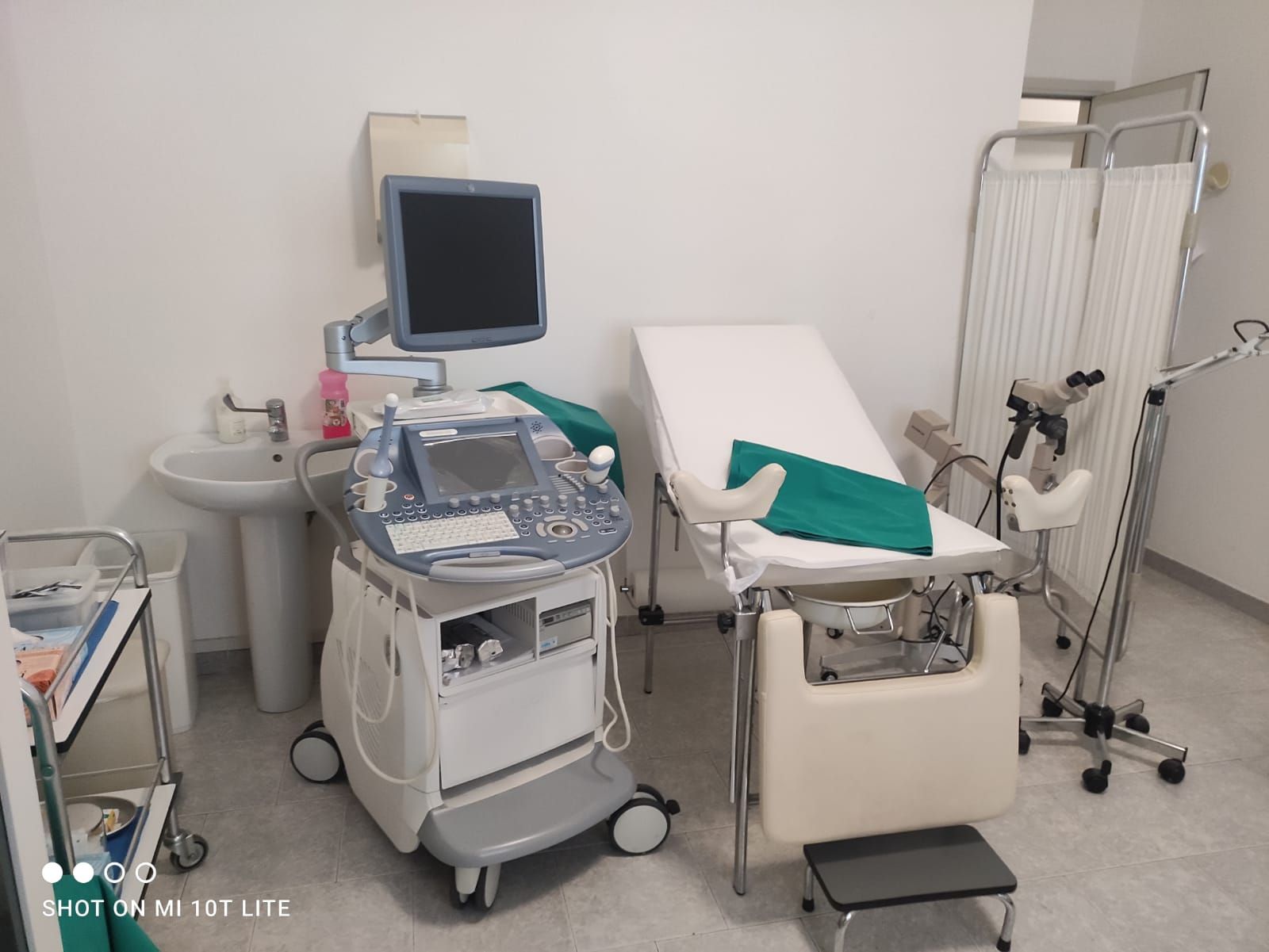 Una sala visita con ecografo