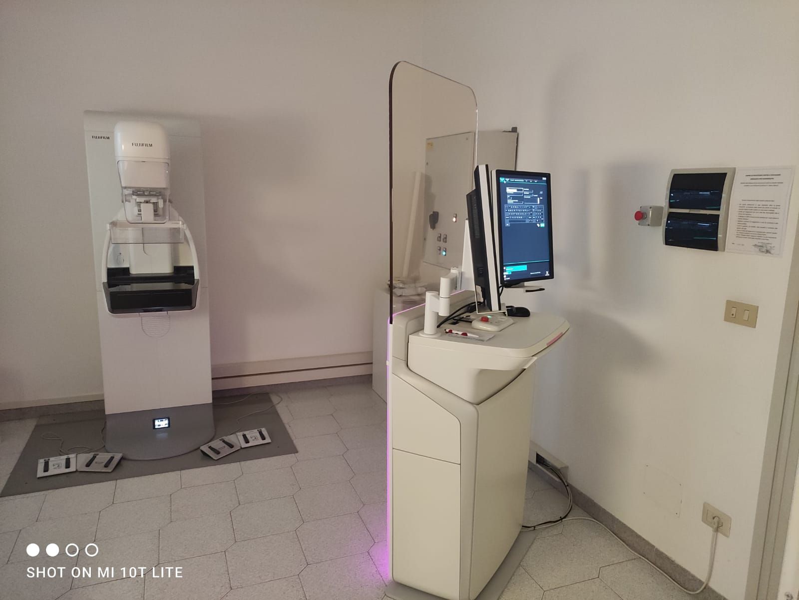 Apparecchio per mammografia e postazione di controllo in una sala visite medica.